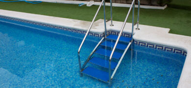 Escaleras de piscina para personas con movilidad reducida